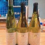 長野県小布施ワイナリーが冬季限定で造り日本酒です。1～6号酵母違いの白ワインの様な日本酒で、こちらも日本酒の概念が大きく変わる1本です。ラベル、コルク栓のワインボトルに750ml❗️まさにワインの様な日本酒。