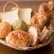 約20種類の自慢の焼き立てパンが全て食べ放題で味わえます。スタンダートな90分でももちろん満喫できますが、よりゆっくり楽しみたい方には120分がおすすめ。メインは8種類から選ぶことができる充実ぶりです。