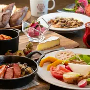 美味しいパンと自家焙煎のコーヒーから始まるモーニングや、ランチビュッフェなど女性に人気のベーカリーレストラン。食パンに加え、菓子パンや調理パンなど、日々60～70種類登場します。