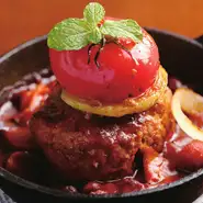 合挽ではなく、糸島豚を100％使った『ハンバーグ』は、ランチ1番人気です。もちろん、ディナーでもオーダーが可能。糸島の魅力がたっぷりと詰まった一皿です。