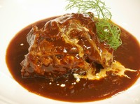 牛ホホ肉をじっくりと赤ワインで煮込んだ、特別な一品です。