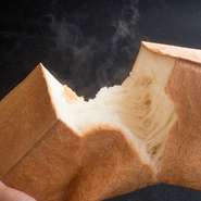「MUGINOKI」のパンは、すべて手造り。糸島産の小麦粉『ミナミノ息吹』を選び、保存料や着色料を使わず微妙な感触を確かめながら生地にまとめて成形しています。
発酵を経て、オーブンで焼へ。その時々で職人がベストと判断した温度と時間で焼き上げます。
生き物であるパンだから、その瞬間が勝負。また、より多くのお客様に当店のパンを召し上がっていただけるよう、卵・乳製品を使用しないパンも一部ご提供しています。