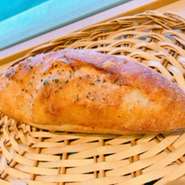 糸島にある「やますえ」の明太子とマヨネーズをブレンドした自家製明太マヨソース、糸島小麦を100%を使ったフランスパンとコラボレーションさせたパン。ものすごく人気あり、年間通じて提供している商品です。