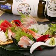 春は刺身も美味しい噴火湾産ボタン海老、6月解禁となる函館特産の活イカなど、北海道の新鮮魚介が目白押し。季節ごとに訪れて味わいたくなる、旬の海鮮が美しい1皿に仕上がっています。