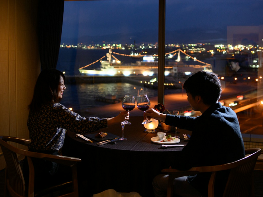 大きな窓からは海や駒ヶ岳を望める、絶好のロケーション