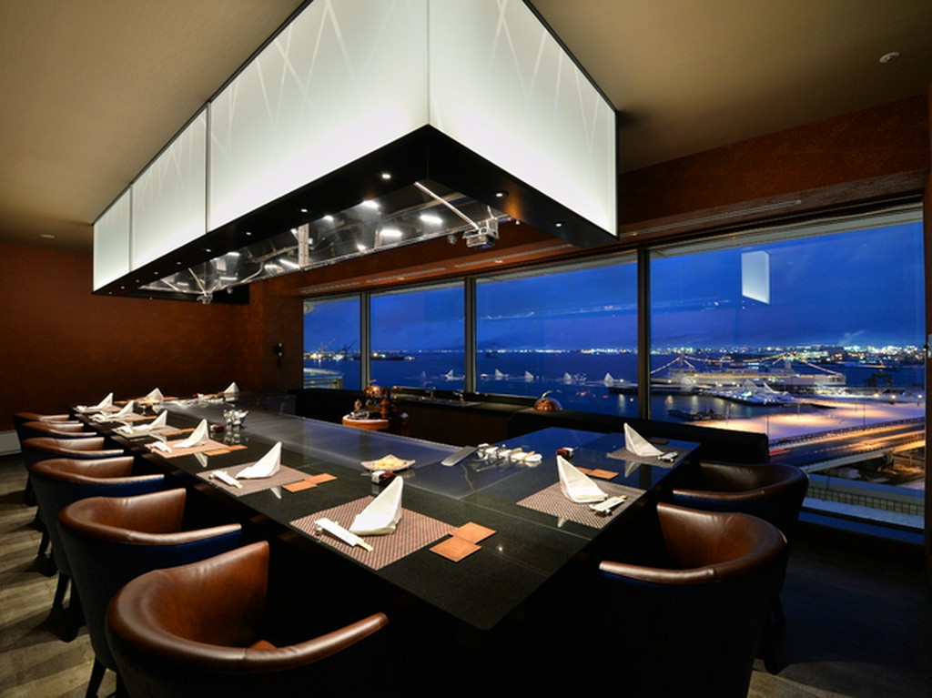全面ガラス張りで絶景を望む、鉄板焼ダイニング