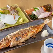 幅広い味わいの焼酎を60種類ほど取り揃え。北海道産の原料を使って本格焼酎をつくる「喜多里」の銘柄もあり、メークインが原料のじゃがいも焼酎、“昆布の里”でもある南茅部産の昆布を原料とした焼酎が人気。