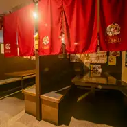 元漁師の大将の目で厳選されたネタは、どれもが鮮度抜群！珍しい刺身や、『旬鮮刺身おまかせ盛り』などで会話も弾みます。期間限定の魚介もあるので、まずは気軽に訪ねてみて。