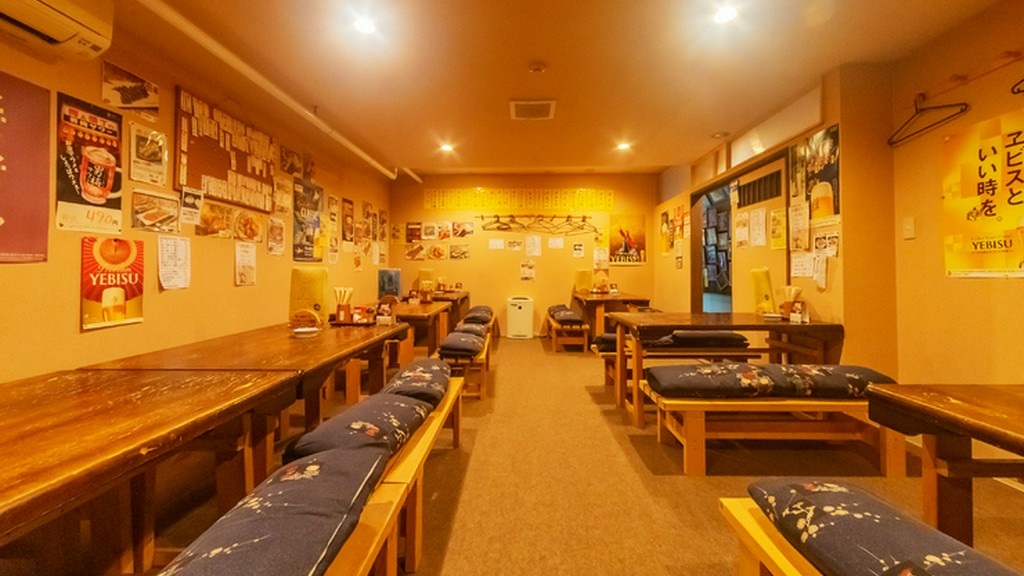 広い小上がりがある漁師番屋風の店内でいただく豪快な浜料理