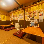 飲み放題がついた宴会コースでゆっくりと、飲んで食べて楽しめる空間。