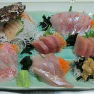 元漁師の大将が漁港で自ら買付けた、朝どれ魚介を贅沢な盛り合わせに。ホタテなどの貝、赤身、白身など地物鮮魚をバランスよく盛付けます。時季により、地元の天然マグロが登場することも。
※画像は一例、3人前です