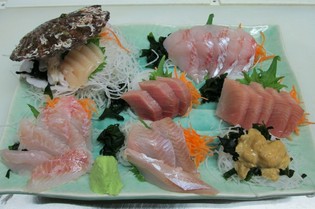 大将が尾札部木直漁港で仕入れた鮮魚がずらり『刺身盛り合わせ』