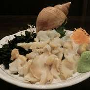 とれたての新鮮な地物魚介にひたすらこだわります。本当にいいものを安く提供するため、買付けから料理提供までの無駄なコストを省き、価格に還元。函館でこそ楽しめる味を心地良い活気と共に届けます。