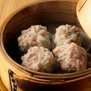 アツアツを頬張れば口いっぱいに広がる豚肉の旨み。ほのかに感じるエビや干し椎茸、パクチーの風味が豚肉の美味しさを引き立てています。オーダーを受けてから手包みで仕上げる『焼売』。必ず注文したい一皿です。