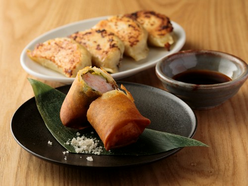 ポルチーニ茸の香り豊かな「春巻き」と、皮から手作りの「餃子」