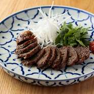 『鹿肉の腸詰め』は薔薇の香りのする中国酒を加えた中華テイストのオリジナル。ジビエが美味しい冬の時期に登場するメニューです。また、上海蟹など四季折々の食材をふんだんに使った料理をご用意しております。