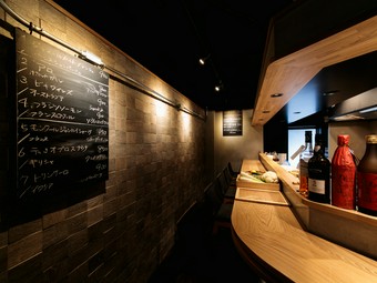 自然派ワインに中華を合わせ、ゆっくりと至福のひとときを