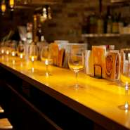 仕事終わりの一杯に、同僚と立ち寄りたい一軒です。店内は洗練されたカウンター席がズラッと並び、ゆっくり大人の時間が過ごせることでしょう。一品料理と多彩なお酒で一日の疲れをリフレッシュ。