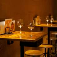 カウンター席が並んだスタイリッシュ空間。そんなお店で、話題の『チーズタッカルビ』をいただけば、女性にも喜んでもらえることでしょう。女性好みのマッコリやカクテルが充実しているのも好感度アップの鍵。