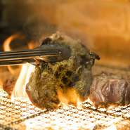 『チーズタッカルビ』に使用される鶏肉は、その日加工された新鮮な名古屋コーチンの雌鶏。炭火で焼いて旨味を閉じ込めてから、こだわりのオリジナルのタレで味付けしています。口いっぱいに肉汁が溢れる逸品です。