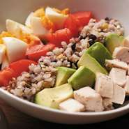 スーパーフードのキヌアが入った雑穀米やアボカド、低温調理した大山鶏のムネ肉などヘルシーかつ美容に良い彩りサラダです!