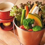 バルの定番メニュー！
ポリポリ食べながらメインのお料理をお待ちいただくもよし、話のツマミに食べるもよしです！
季節ごとにお野菜も変わって見た目も可愛い一品です!