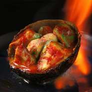 炭火で焼いたアボカドを特製ヤンニョムで召し上がれ！
卓上で炎に包まれる演出も映えます！