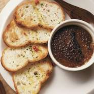 新鮮なレバーを丁寧に仕込んだ自慢のレバーパテです!
薄焼きバケット付きです!