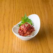 ピリ辛！
韓国の酒の肴と言えばこれ！
少しかけたごま油が風味を増します！