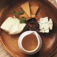 オススメのチーズ３種を盛り合わせました!