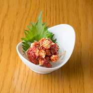 チャンジャの辛さとクリームチーズのまろやかさがお酒にぴったり！