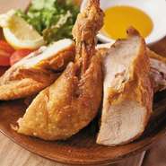 大山鶏を豪快に半身揚げにしました!
独自の手法で素材の旨みを最大限に活かした大山鶏をご堪能ください！