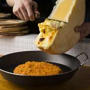 『チーズタッカルビ』の後には、深いコクと香りの良いラクレットチーズをかけてリゾットでいただくのがおすすめです。チーズ好きには堪らない一品。お腹いっぱいでも、ついつい食べてしまうあと引くおいしさです。