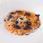 『チーズタッカルビ』の〆は、『黒トリュフリゾット』がおすすめ。香りの良い黒トリュフを薄くスライスしてトッピングした贅沢な一品です。『チーズタッカルビ』を最後まで存分に満喫していただけます。