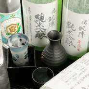 琴平を訪れたら必ず味わいたい、香川県琴平の老舗酒造【丸尾本店】の『悦凱陣』が豊富に取り揃えられています。力強い、個性豊かな地酒と、旨みが凝縮した鶏の相性は抜群です。