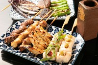 香ばしく焼き上げた鶏の芳しい香りが食欲をそそる『串物』