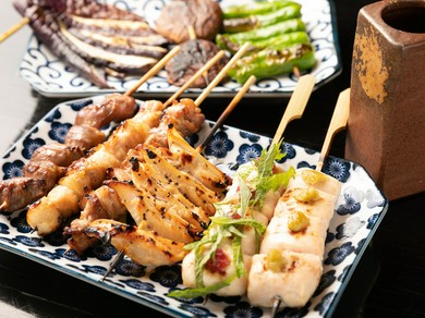 香ばしく焼き上げた鶏の芳しい香りが食欲をそそる『串物』