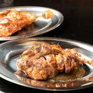 厳選仕入れの鶏をじっくりと焼き上げる『さぬき名物　骨付鳥』。親鶏はしっかりとした歯ごたえと凝縮された鶏の旨みがダイレクトに伝わります。柔らかくジューシーな若鶏と食べ比べるのも楽しみのひとつです。