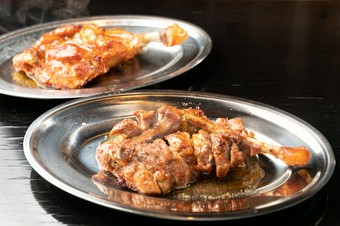 『さぬき名物　骨付鳥』は親鶏、若鶏を食べ比べるのも楽しみのひとつ