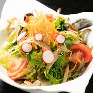 ボリューム満点『田中屋サラダ』は目にも楽しい爽やかな一皿。季節により種類の異なるたっぷり野菜が嬉しい。