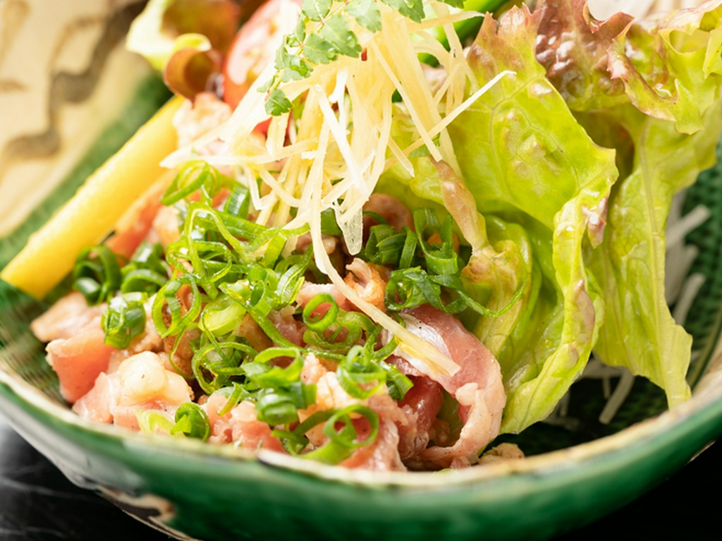 力強い、自然の味わいを感じる、朝びきの新鮮な鶏