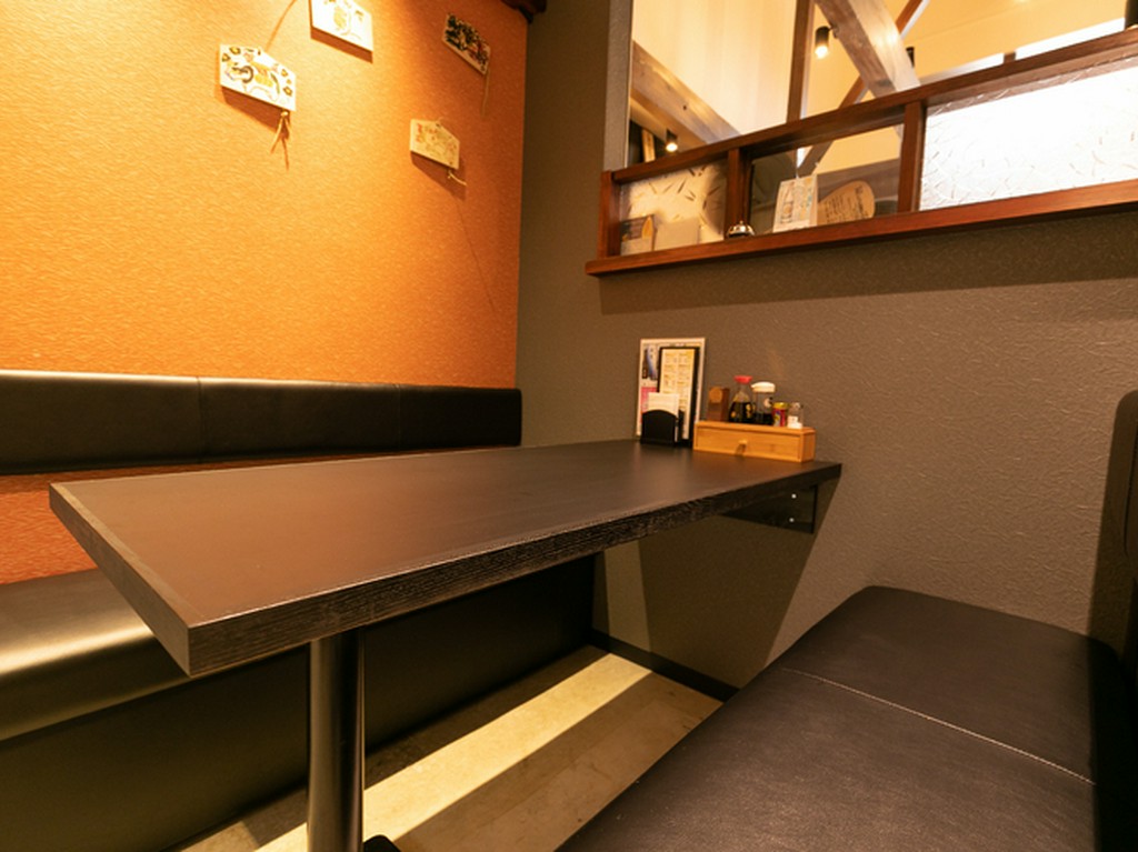ファミリーも気兼ねなく過ごせる半個室のボックス席