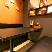 テーブル席や半個室のボックス席もございますので、様々なシチュエーションでご利用いただけると思います。小さなお子様を連れたファミリーも気兼ねなく食事が楽しめるように配慮しています。