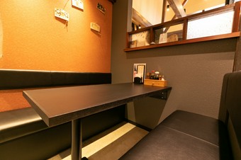 ファミリーも気兼ねなく過ごせる半個室のボックス席