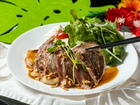 牛肉の中でも高級部位の一つである牛肉の王様サーロイン。新鮮な野菜、ライスと共に、しっかりとしたボリュームで贅沢に高級部位を味わえます。