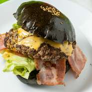 国宝の松本城をイメージした、牛100％のハンバーガー『松本城ブラックバーガー』