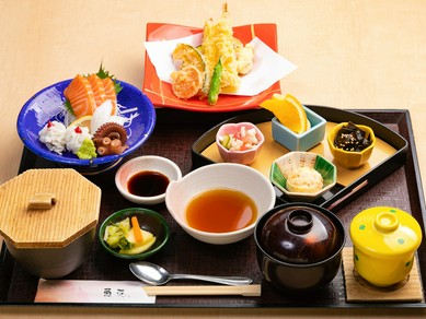 刺身に天ぷらも楽しめるお得で嬉しい昼メニュー『彩り』