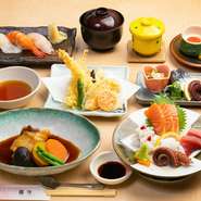 『おまかせコース』は4種類のお刺身に酢の物、天ぷら、煮魚に加えて3貫のお寿司が付いた夜のメニュー。揚げ物、煮物、刺身と魚料理をそれぞれ楽しめます。ズラリと並ぶ料理に見た目も満足なコースです。