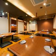 店内は広々とした座敷とイス・テーブル席のフロアに分かれています。特に座敷は足を伸ばしてくつろげるので、家族連れにぴったり。またカウンター席も通常6名掛けのものを4名で使用できるため窮屈感がありません。