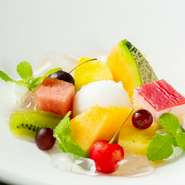 ランチタイムには、季節に合わせたスイーツが単品で10種類程も用意されており、スイーツ好きにはたまりません。色々な味のスイーツを注文し、みんなで食べ比べてみるのも楽しそうです。